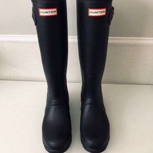 Women’s Hunter tall rain boots matte black size 9